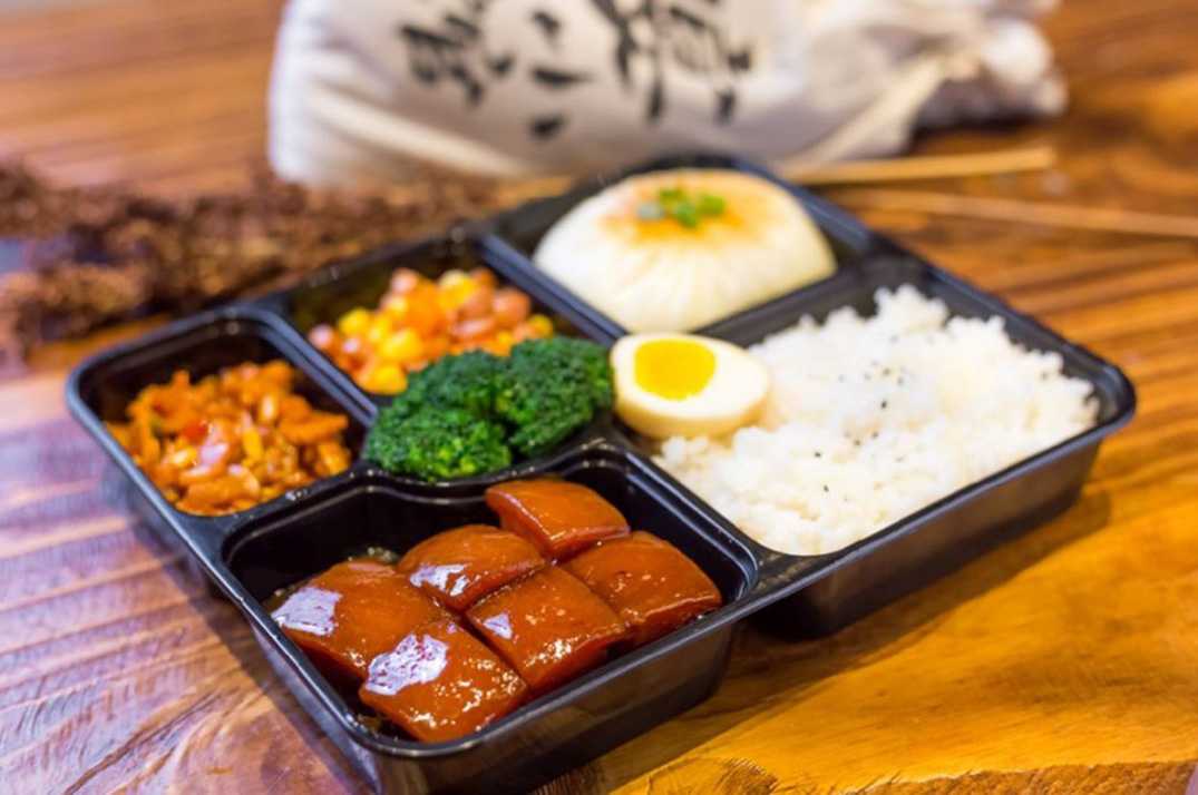 工廠級全自動盒飯封口包裝機：高效封口，鎖鮮增效